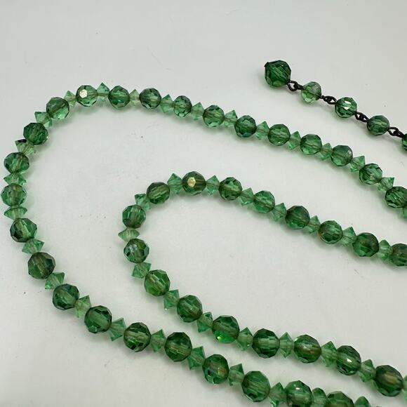 1950s vintage 38" green glass aurora borealis AB graduated beaded necklace - Picture 6 of 9
